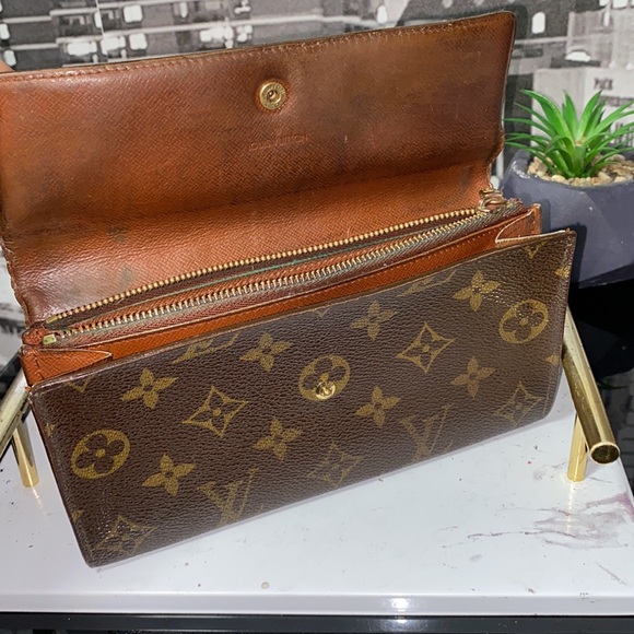 Authentic Louis Vuitton Monogram Sarah Wallet - Picture 11 of 15